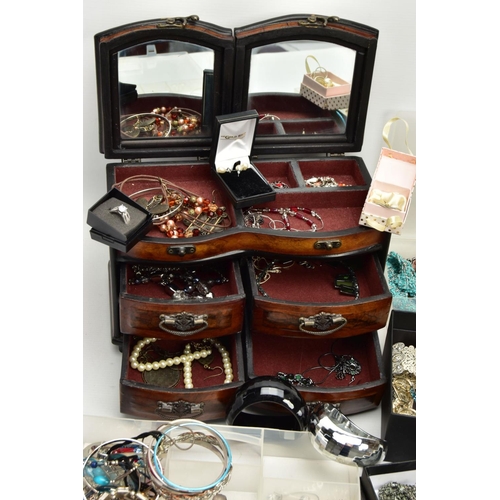 185 - A BOX OF ASSORTED COSTUME JEWELLERY, to include a selection of beaded necklaces, brooches and bangle... 