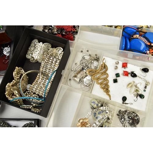 185 - A BOX OF ASSORTED COSTUME JEWELLERY, to include a selection of beaded necklaces, brooches and bangle... 