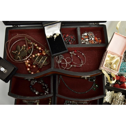 185 - A BOX OF ASSORTED COSTUME JEWELLERY, to include a selection of beaded necklaces, brooches and bangle... 