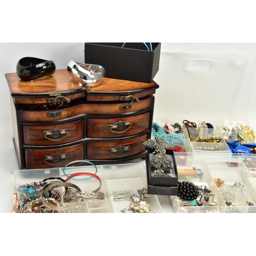 185 - A BOX OF ASSORTED COSTUME JEWELLERY, to include a selection of beaded necklaces, brooches and bangle... 