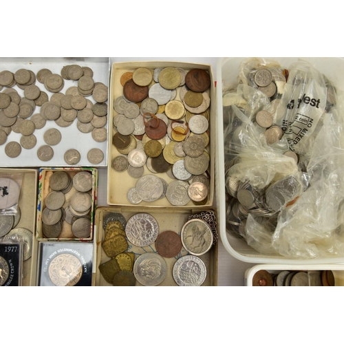 206 - A LARGE PLASTIC BOX CONTAINING MAINLY LATE 20th CENTURY COINAGE SOME FRENCH BANKNOTES WITH A SMALL A... 