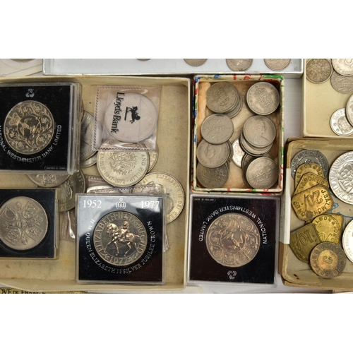 206 - A LARGE PLASTIC BOX CONTAINING MAINLY LATE 20th CENTURY COINAGE SOME FRENCH BANKNOTES WITH A SMALL A... 