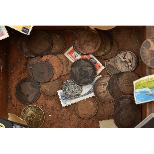 211 - A WOODEN BOX CONTAINING MIXED COINS AND A Ist WW VICTORY MEDAL A 1910 EDWARD V11 SILVER MOUNTED COIN... 