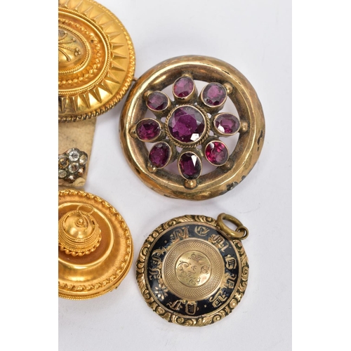 4 - A 19TH CENTURY GOLD MOURNING BROOCH AND ASSORTED JEWELLERY, a circular Etruscan style brooch, detail... 