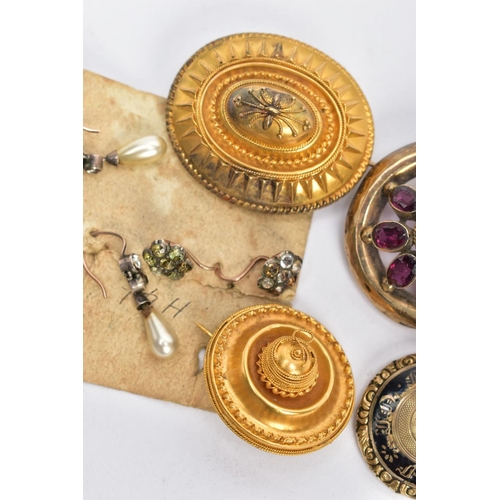 4 - A 19TH CENTURY GOLD MOURNING BROOCH AND ASSORTED JEWELLERY, a circular Etruscan style brooch, detail... 