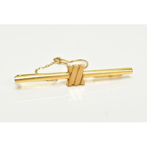 53 - A YELLOW METAL TIE CLIP, plain polished bar detailed with a twist design to the centre, fitted with ... 