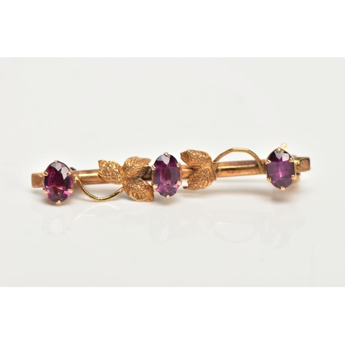 78 - A 9CT GOLD BAR BROOCH, a yellow gold foliage bar brooch, set with three oval cut pink stones, approx... 