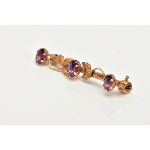 78 - A 9CT GOLD BAR BROOCH, a yellow gold foliage bar brooch, set with three oval cut pink stones, approx... 