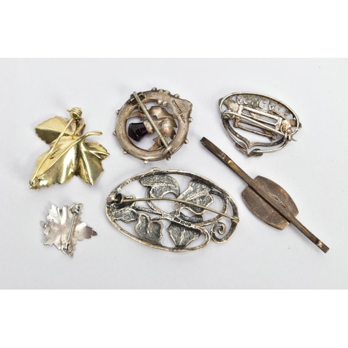 86 - FIVE BROOCHES AND A TIE CLIP, to include a silver oval brooch detailed with an openwork vine design,... 