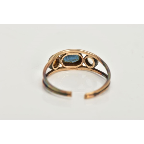 9 - AN AF GEM SET RING, yellow metal ring with a split shank, set with a central oval cut blue sapphire,... 