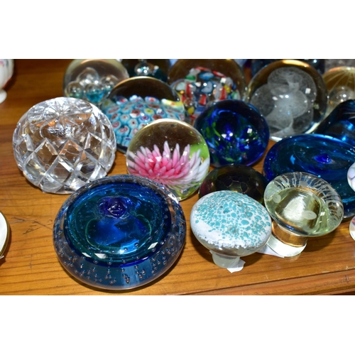 459 - TWENTY FIVE ASSORTED GLASS PAPERWEIGHTS, A PERPEX EXAMPLE AND A PERFUME BOTTLE, mostly modern, all u... 