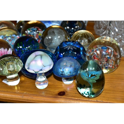 459 - TWENTY FIVE ASSORTED GLASS PAPERWEIGHTS, A PERPEX EXAMPLE AND A PERFUME BOTTLE, mostly modern, all u... 