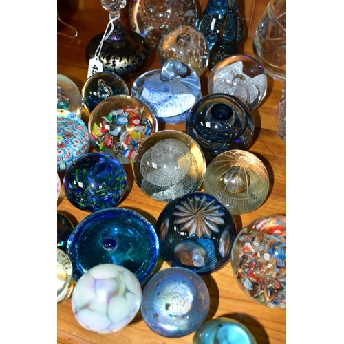 459 - TWENTY FIVE ASSORTED GLASS PAPERWEIGHTS, A PERPEX EXAMPLE AND A PERFUME BOTTLE, mostly modern, all u... 