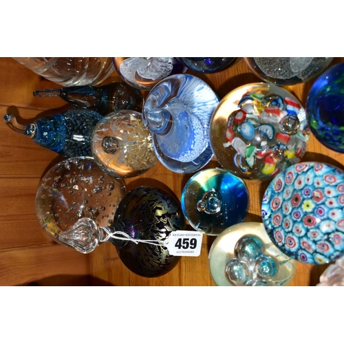 459 - TWENTY FIVE ASSORTED GLASS PAPERWEIGHTS, A PERPEX EXAMPLE AND A PERFUME BOTTLE, mostly modern, all u... 