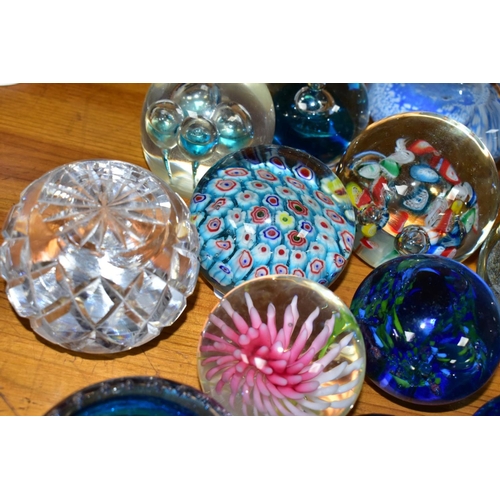 459 - TWENTY FIVE ASSORTED GLASS PAPERWEIGHTS, A PERPEX EXAMPLE AND A PERFUME BOTTLE, mostly modern, all u... 