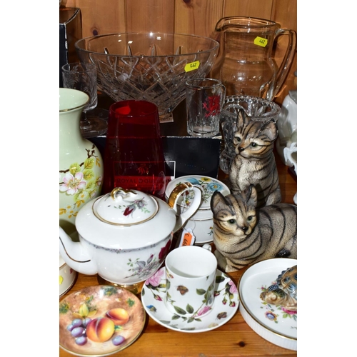 462 - TWO SMALL PIECES OF MODERN ROYAL WORCESTER FRUIT PAINTED PORCELAIN AND A SMALL QUANTITY OF CERAMICS ... 