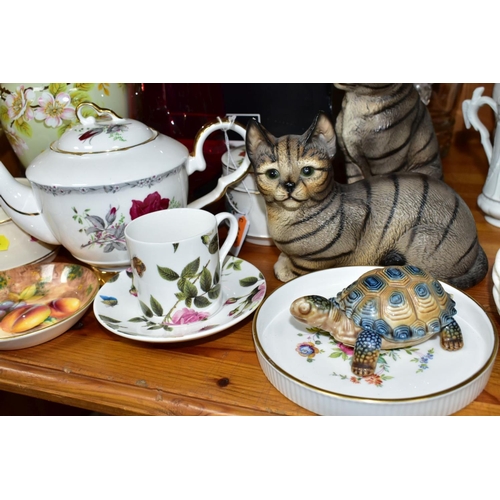 462 - TWO SMALL PIECES OF MODERN ROYAL WORCESTER FRUIT PAINTED PORCELAIN AND A SMALL QUANTITY OF CERAMICS ... 