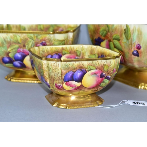 465 - AN AYNSLEY ORCHARD GOLD GRADUATED SET OF THREE SHAPED SQUARE PEDESTAL BOWLS, ribbed gilt top rim and... 