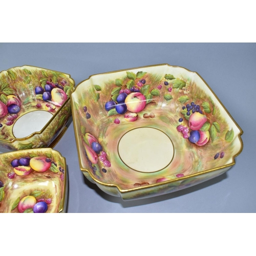 465 - AN AYNSLEY ORCHARD GOLD GRADUATED SET OF THREE SHAPED SQUARE PEDESTAL BOWLS, ribbed gilt top rim and... 