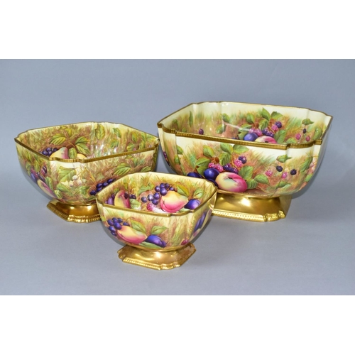 465 - AN AYNSLEY ORCHARD GOLD GRADUATED SET OF THREE SHAPED SQUARE PEDESTAL BOWLS, ribbed gilt top rim and... 