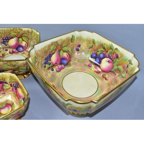 465 - AN AYNSLEY ORCHARD GOLD GRADUATED SET OF THREE SHAPED SQUARE PEDESTAL BOWLS, ribbed gilt top rim and... 