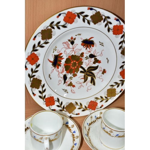 485 - A ROYAL CROWN DERBY 8687 IMARI PATTERN DINNER PLATE AND TWO EARLY 19TH CENTURY DERBY COFFEE CANS AND... 