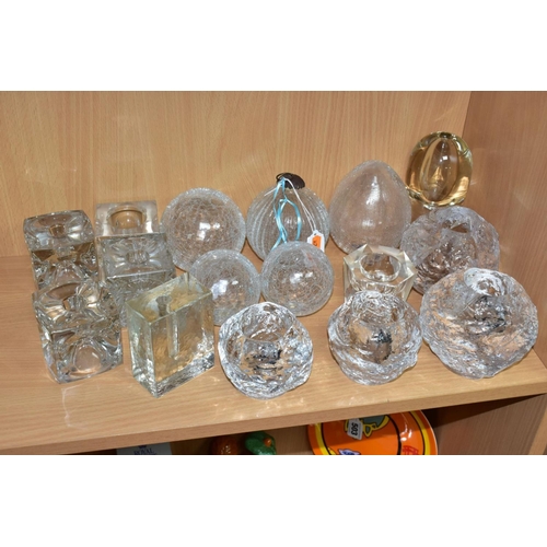 496 - SIXTEEN PIECES OF CLEAR MODERN GLASSWARE, including four cube shaped candleholders, a crackle effect... 