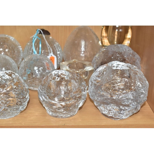 496 - SIXTEEN PIECES OF CLEAR MODERN GLASSWARE, including four cube shaped candleholders, a crackle effect... 