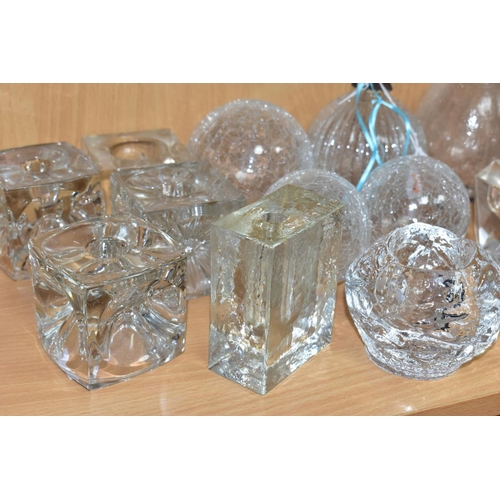 496 - SIXTEEN PIECES OF CLEAR MODERN GLASSWARE, including four cube shaped candleholders, a crackle effect... 