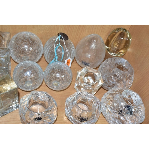 496 - SIXTEEN PIECES OF CLEAR MODERN GLASSWARE, including four cube shaped candleholders, a crackle effect... 