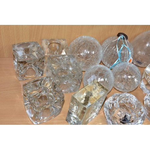 496 - SIXTEEN PIECES OF CLEAR MODERN GLASSWARE, including four cube shaped candleholders, a crackle effect... 