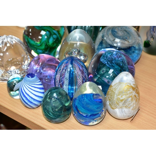 542 - SEVENTEEN ASSORTED MODERN GLASS PAPERWIGHTS, including Wedgwood spherical example with seaweed style... 