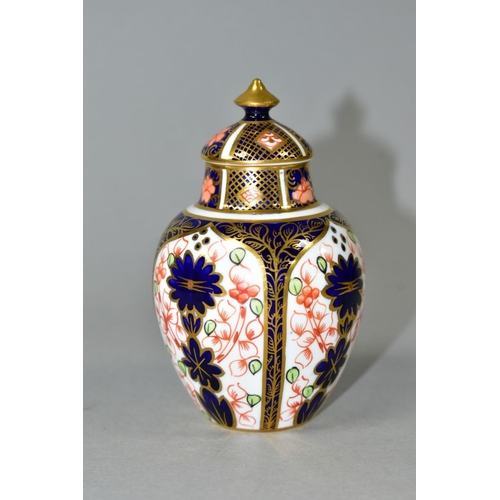 550 - A ROYAL CROWN DERBY SMALL COVERED VASE, in the Imari 1128 pattern, date mark for 1906, red printed a... 