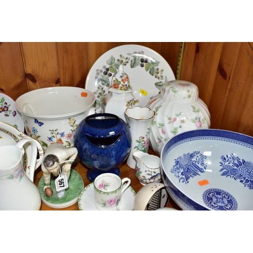 567 - A GROUP OF CERAMICS, to include a Spode Oven to Tableware Fitzhugh Blue salad bowl diameter 25.5cm, ... 