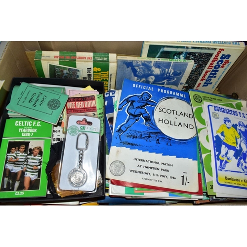 601 - FOOTBALL MEMORABILIA, a collection of books, match programmes and miscellaneous items mainly relatin... 