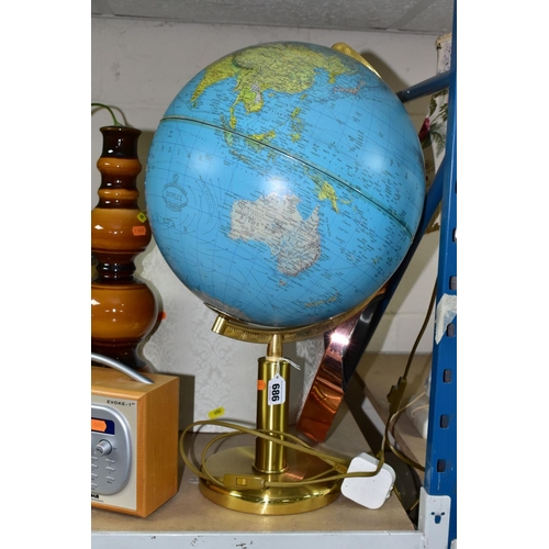 686 - A GROUP OF TABLE LAMPS, CLOCKS, GLOBE AND OTHER LARGE HOMEWARES, to include a Klenzle sunburst clock... 