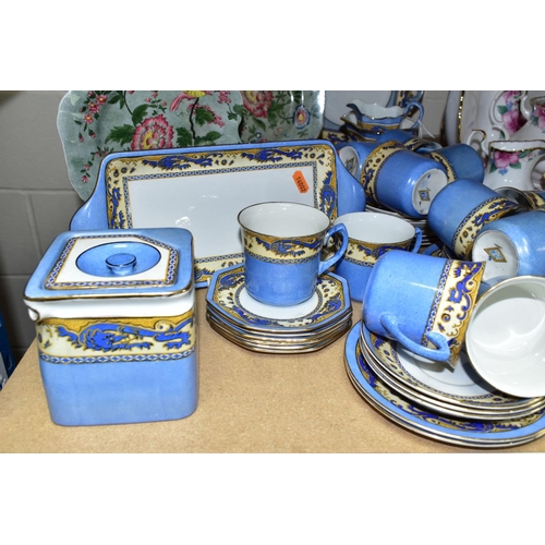 689 - A FORTY EIGHT PIECE GRIMWADES MING TEA SET AND AN EIGHT PIECE SPODE NEW FAYENCE DESSERT SET, the Gri... 