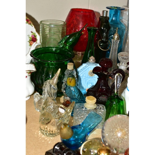 696 - A GROUP OF COLOURED GLASSWARES, to include a Dartington Crystal aqua daisy bottle vase, bud vases, a... 