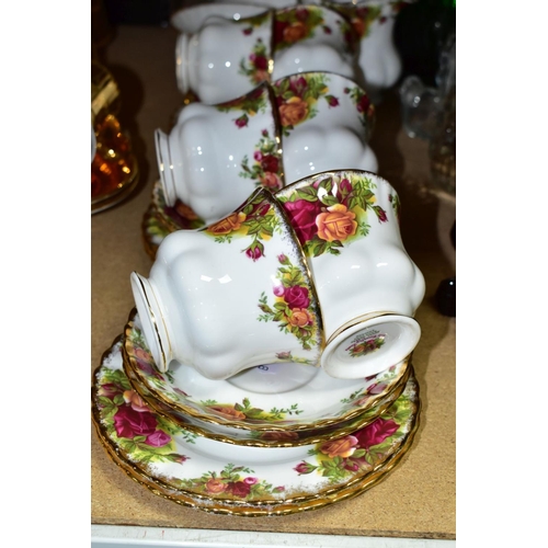 697 - A TWENTY TWO PIECE ROYAL ALBERT OLD COUNTRY ROSES TEA SET, comprising a handled cake plate, a teapot... 