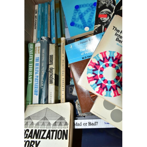 709 - A BOX OF VINTAGE BOOKS ON THE SUBJECT OF PSYCHOLOGY, CRIMINOLOGY AND BEHAVIORAL STUDIES ETC, compris... 