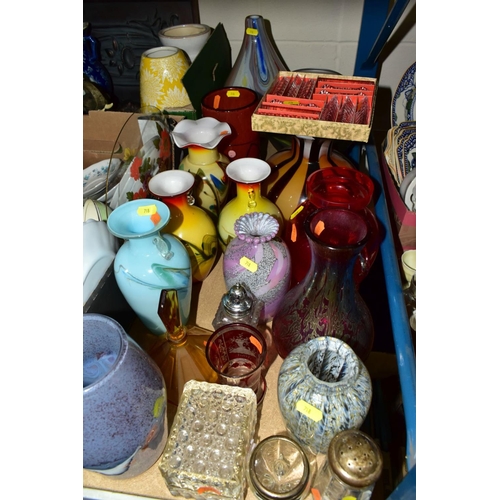 718 - A COLLECTION OF STUDIO AND DECORATIVE GLASS ETC, to include an unmarked Royal Brierley iridescent ba... 