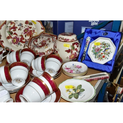 725 - A MIXED GROUP OF CERAMICS ETC, TO INCLUDE A NORITAKE 'GOLDMERE' TEA SET, twelve cups and saucers, te... 