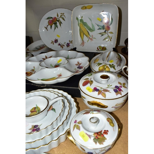 726 - TWENTY FOUR PIECES OF ROYAL WORCESTER EVESHAM DINNER WARES ETC, to include graduated flan dishes, ra... 