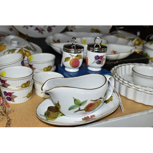 726 - TWENTY FOUR PIECES OF ROYAL WORCESTER EVESHAM DINNER WARES ETC, to include graduated flan dishes, ra... 