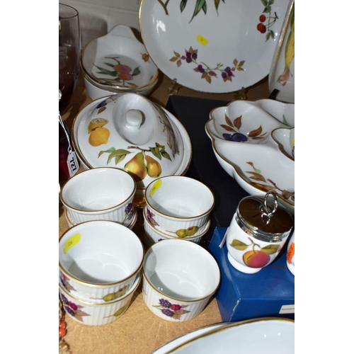 726 - TWENTY FOUR PIECES OF ROYAL WORCESTER EVESHAM DINNER WARES ETC, to include graduated flan dishes, ra... 