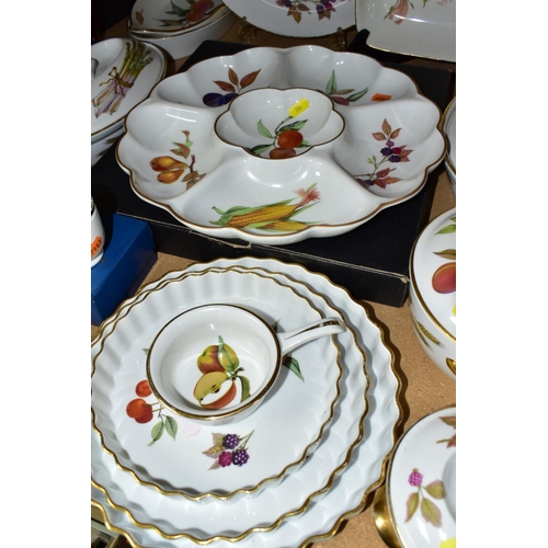 726 - TWENTY FOUR PIECES OF ROYAL WORCESTER EVESHAM DINNER WARES ETC, to include graduated flan dishes, ra... 