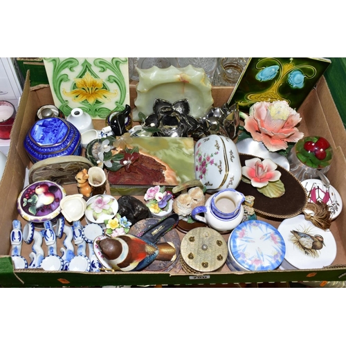 750 - FOUR BOXES AND LOOSE CERAMICS AND GLASSWARES, to include a boxed set of four Next Platinum Drizzle w... 