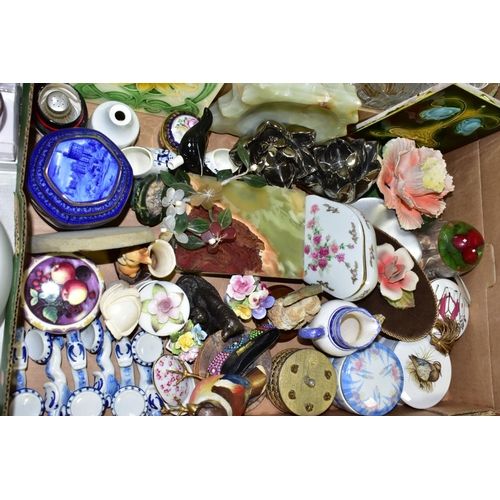 750 - FOUR BOXES AND LOOSE CERAMICS AND GLASSWARES, to include a boxed set of four Next Platinum Drizzle w... 