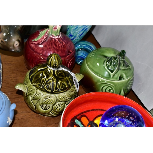 799 - A GROUP OF CERAMICS AND GLASSWARES, to include two Czech glass cracker charms: a rabbit, and a frog ... 