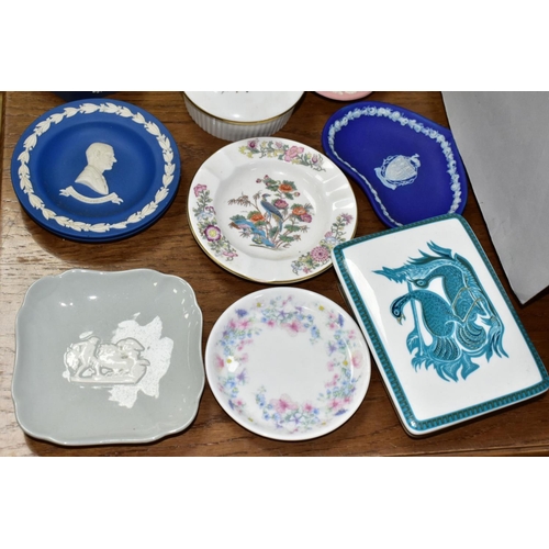 801 - A COLLECTION OF WEDGWOOD CERAMICS INCLUDING JASPERWARE, to include a 23cm diameter bowl with gold ri... 